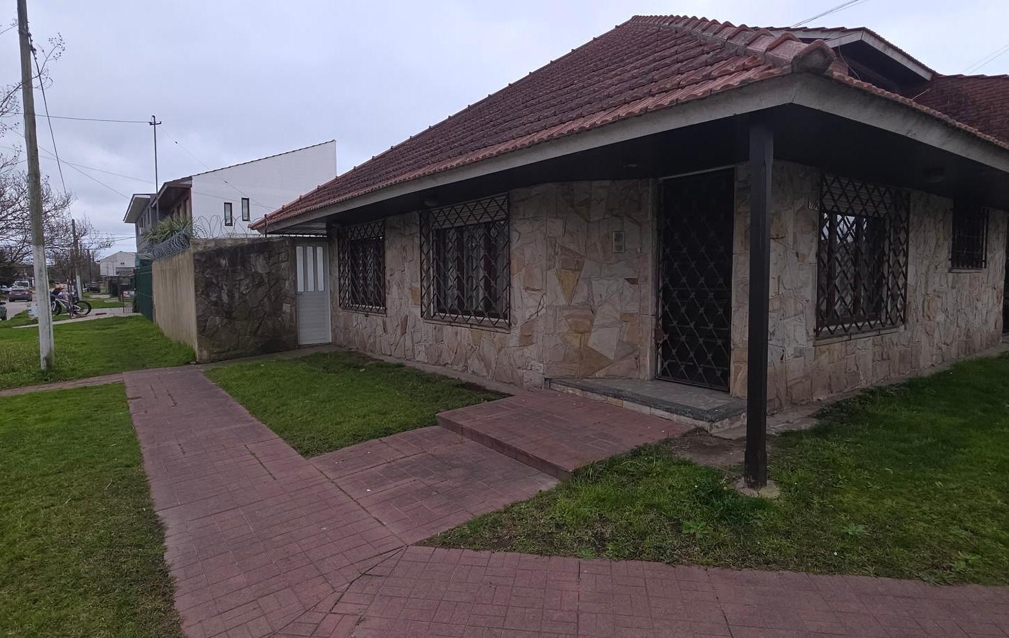 Foto de Chalet de 4 ambientes sobre lote en esquina y buen entorno, imagen 3