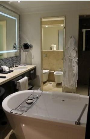 Venta Hotel Boutique con 2 Piletas, Vinoteca, Cascada y Hab. con Diseño 2