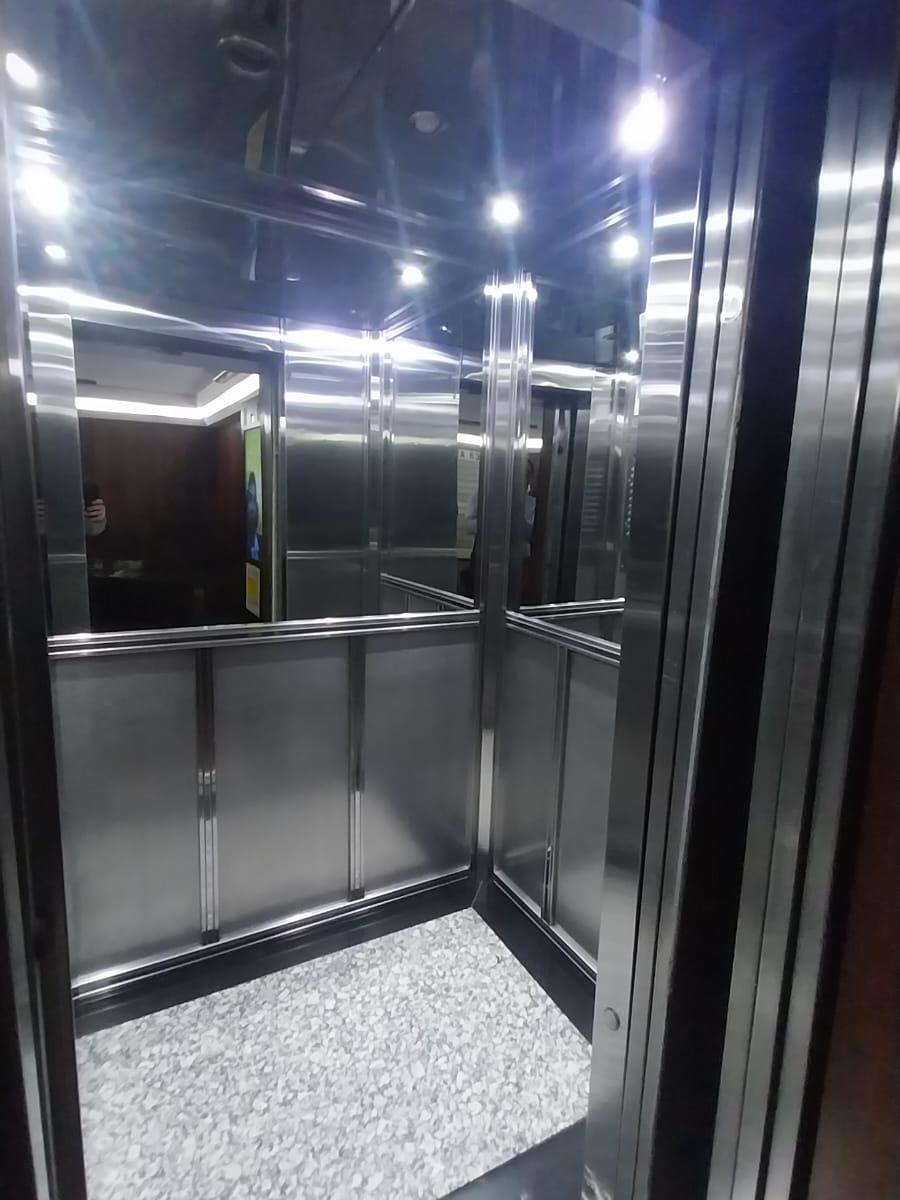 Oportunidad 471 m², con 5 Cocheras Cubiertas, Plantas Completas! 2