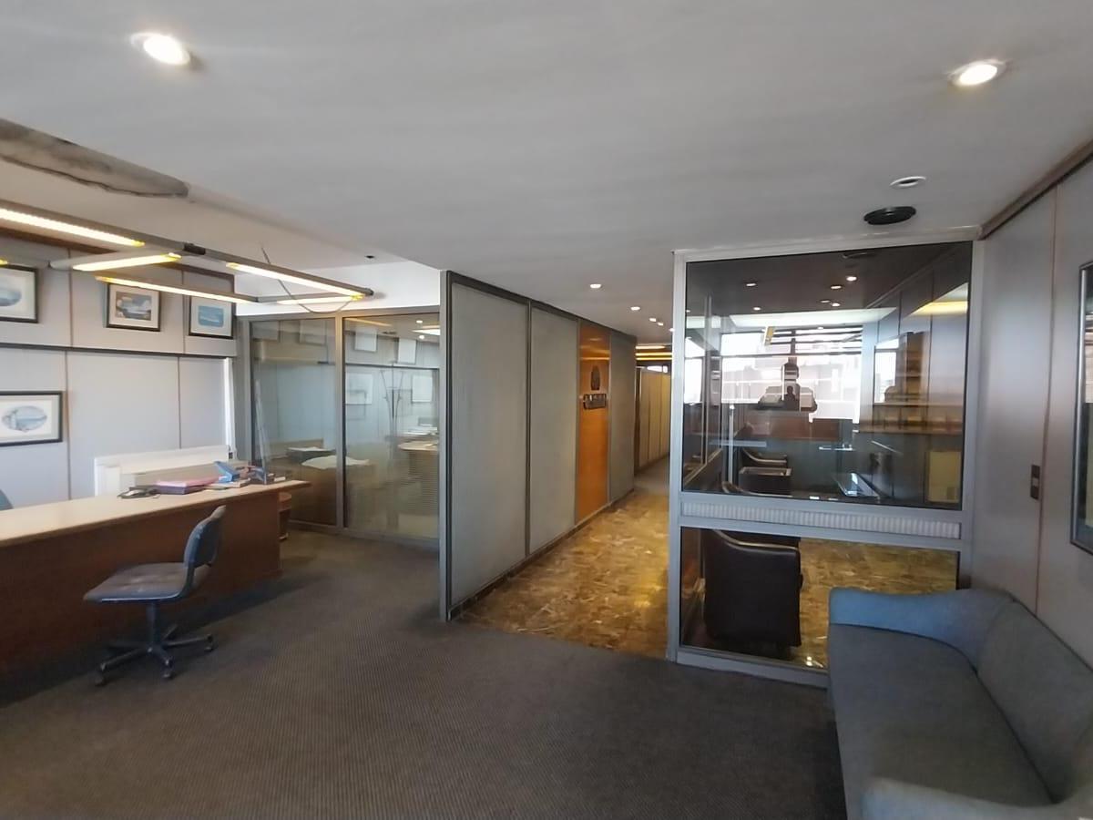 Oportunidad 471 m², con 5 Cocheras Cubiertas, Plantas Completas! 4