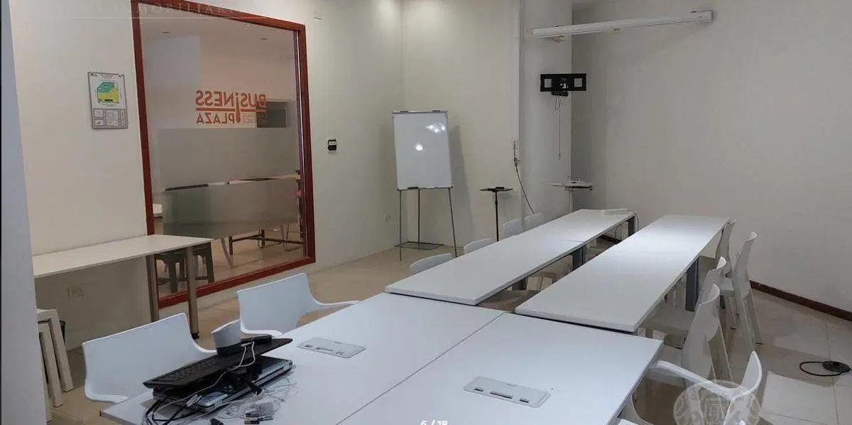 Excelente Oficina - Local En Puerto Madero. 275 M2 Excelente Estado 4