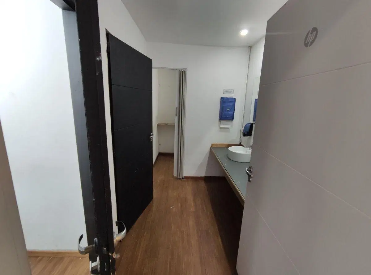 Excelente Local sobre Juana Manso edificio FORUM!!! 5