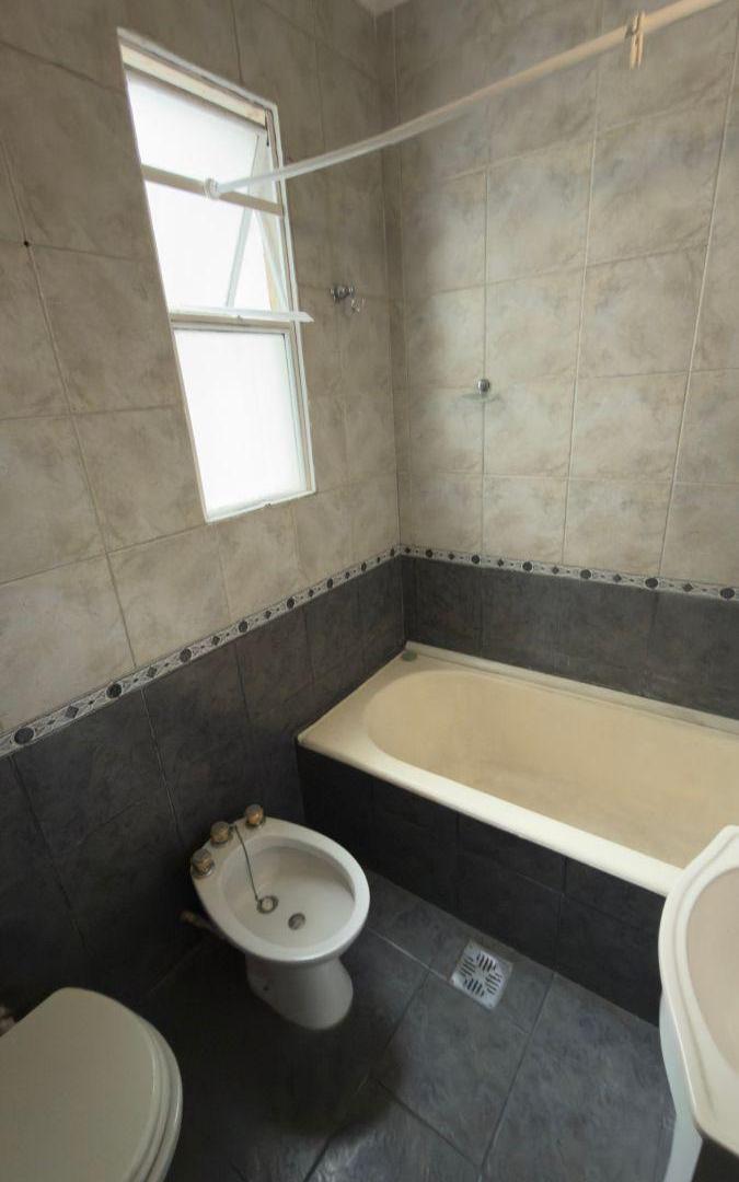 Foto de Dos Amb. en Caballito, Excelente Ubicación. Sin Expensas. 1er piso por, imagen 4