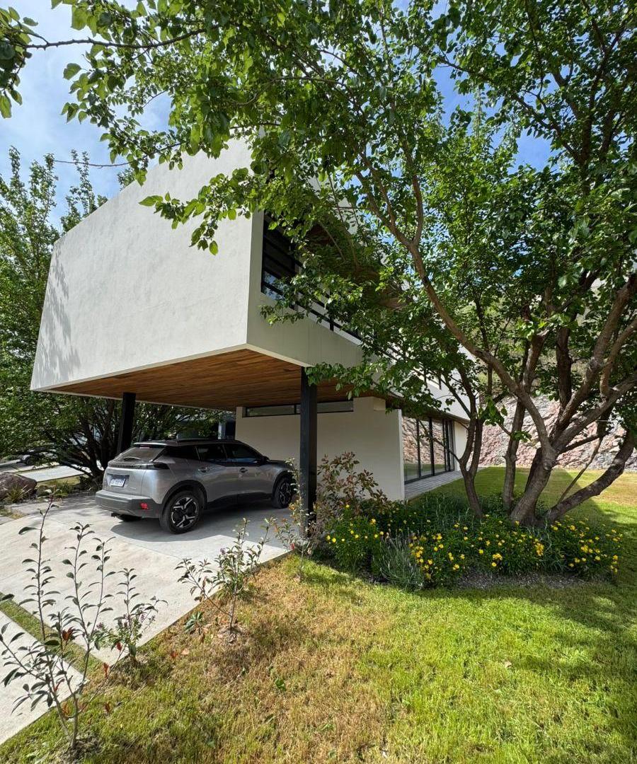 Foto de VENTA CASA DE CATEGORIA -BARRIO LA CUESTA-3 DORMITORIOS-280MS2, imagen 4