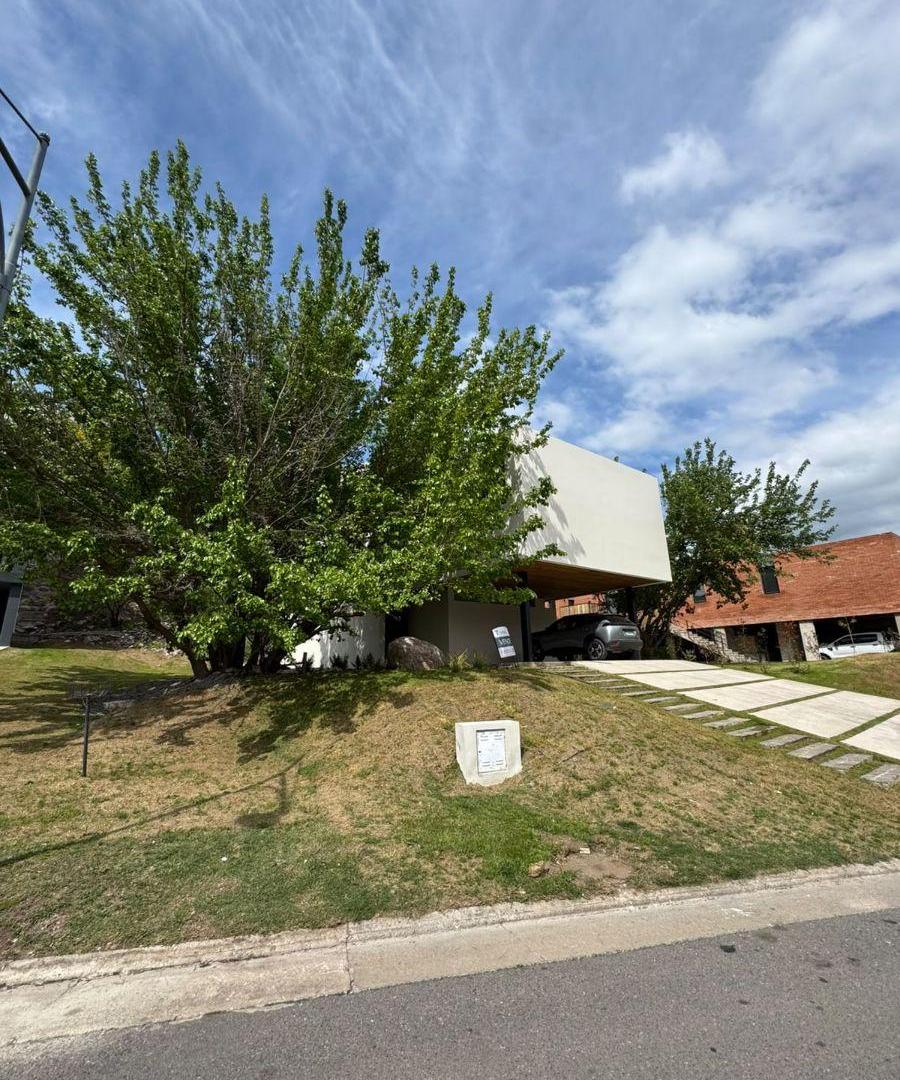 Foto de VENTA CASA DE CATEGORIA -BARRIO LA CUESTA-3 DORMITORIOS-280MS2, imagen 2