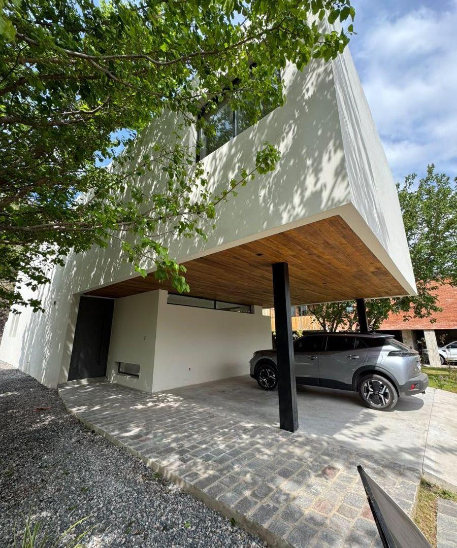 Foto de VENTA CASA DE CATEGORIA -BARRIO LA CUESTA-3 DORMITORIOS-280MS2, imagen 1
