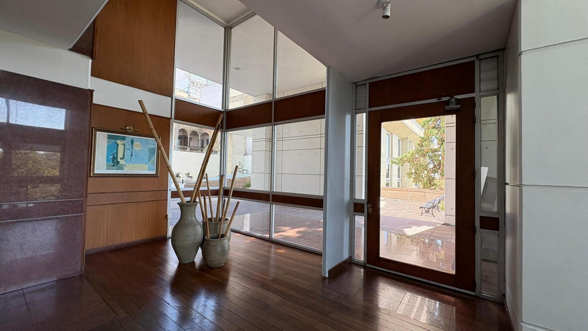 OPORTUNIDAD Imponente departamento con vista franca al río