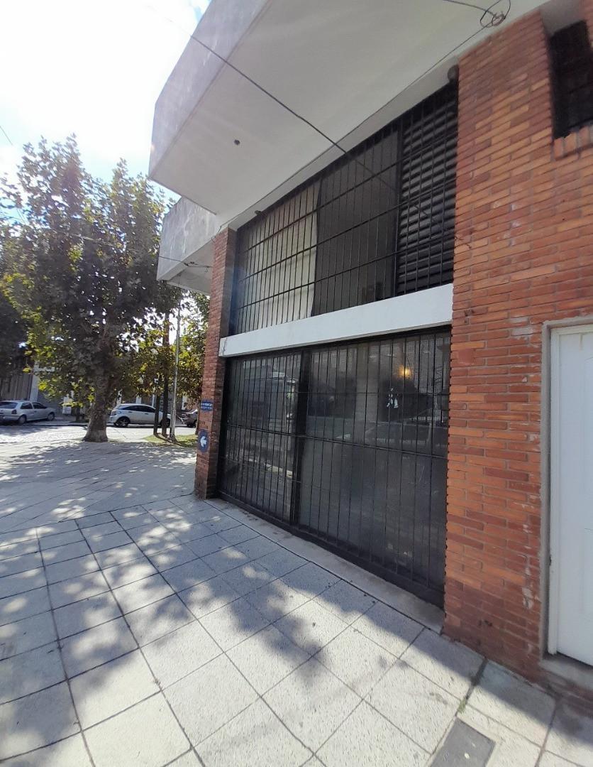 Local en esquina 2 plantas + espacio aéreo. POSIBILIDADES DE AMPLIACION!