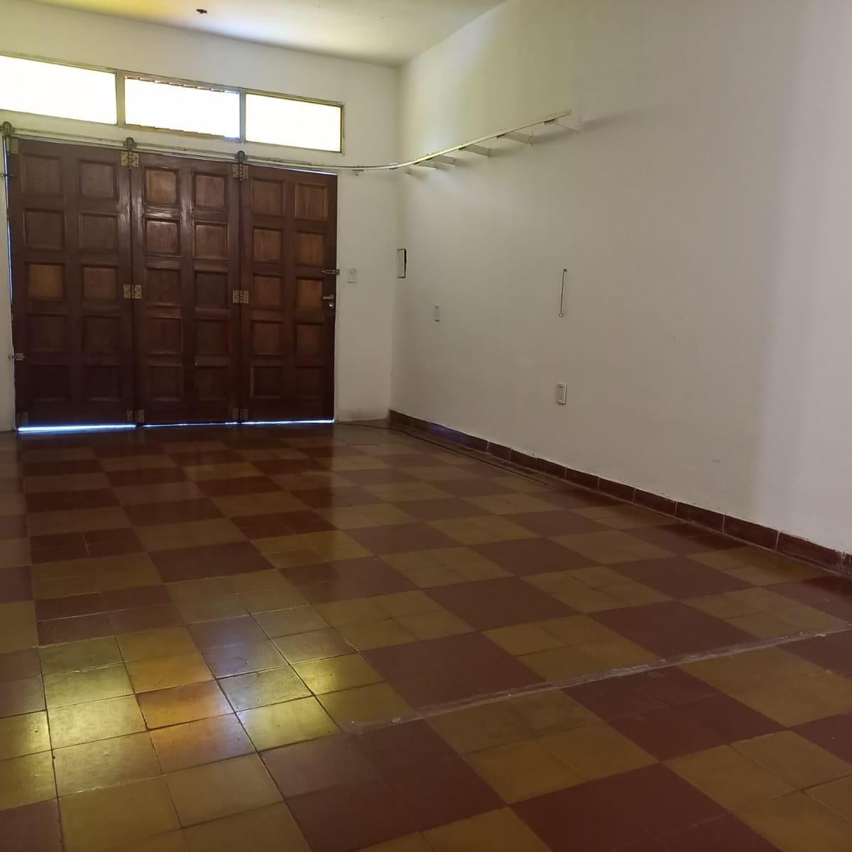 CASA 2/3 AMB MAS DEPEND. S/LOTE DE 8.66 X 37MTS. POSIBILIDADES DE AMPLIACION.