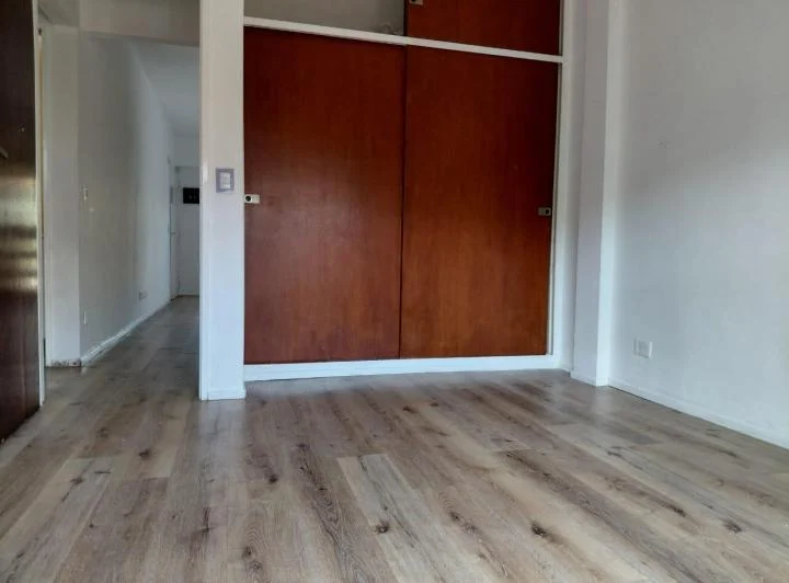 DPTO 2 AMB MAS ESCRITORIO CON 2 BALCONES. BAJAS EXPENSAS!!!!CERCANO A AVENIDA 5