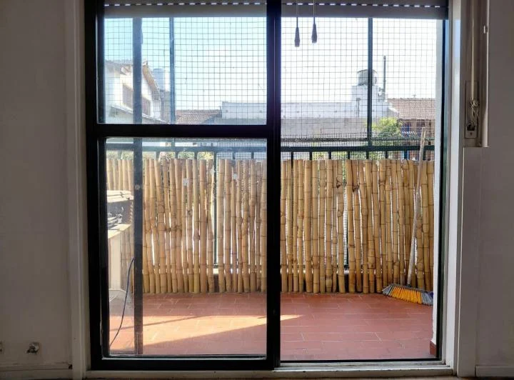 DPTO 2 AMB MAS ESCRITORIO CON 2 BALCONES. BAJAS EXPENSAS!!!!CERCANO A AVENIDA 4