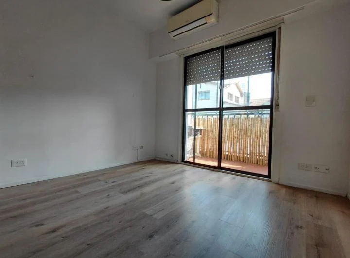 DPTO 2 AMB MAS ESCRITORIO CON 2 BALCONES. BAJAS EXPENSAS!!!!CERCANO A AVENIDA 1