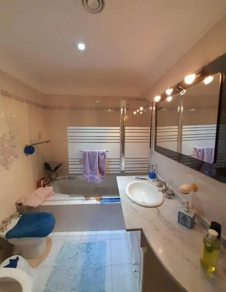 Chalet 7 amb en 3 plantas s/lote de 258m2. Impecable estado. 3