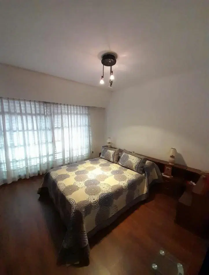 Chalet 7 amb en 3 plantas s/lote de 258m2. Impecable estado. 2