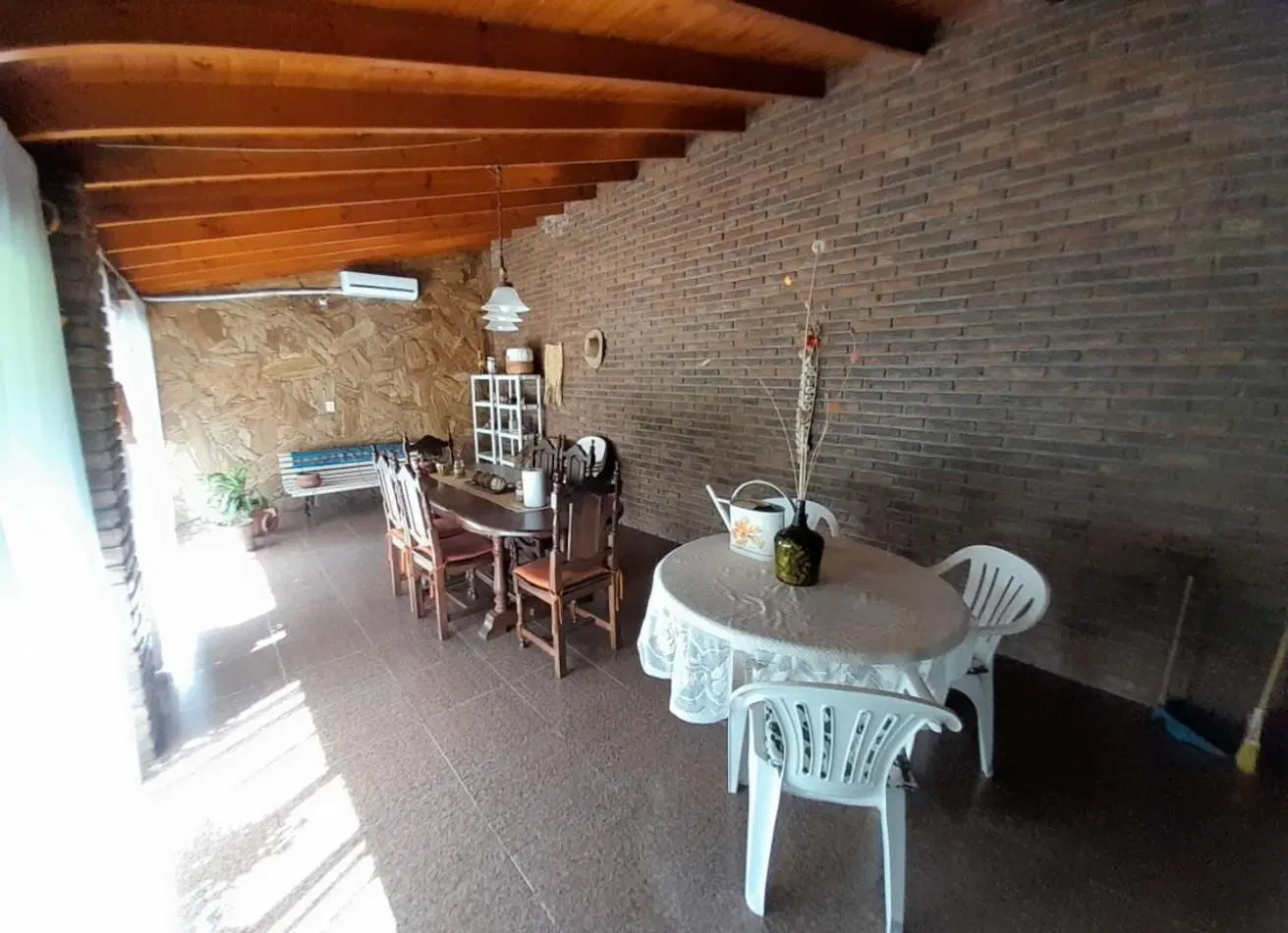 Chalet 7 amb en 3 plantas s/lote de 258m2. Impecable estado. 8