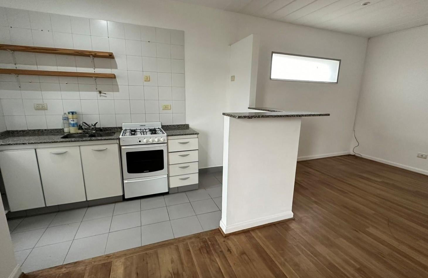 Foto de Departamento en Alquiler. Inmejorable ubicacion. Con balcon y cochera, imagen 4