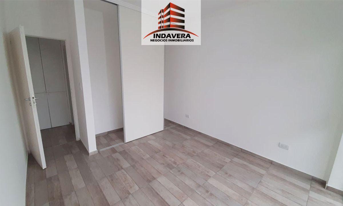 Foto de Excelente 2 AMB CON COCHERA CUBIERTA – 45 m2 Totales. CASEROS CENTRO, imagen 2