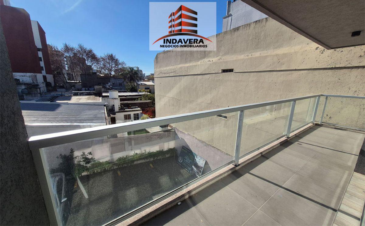 Foto de Excelente 2 AMB CON COCHERA DESCUBIERTA- 45 m2 Totales. CASEROS CENTRO, imagen 2