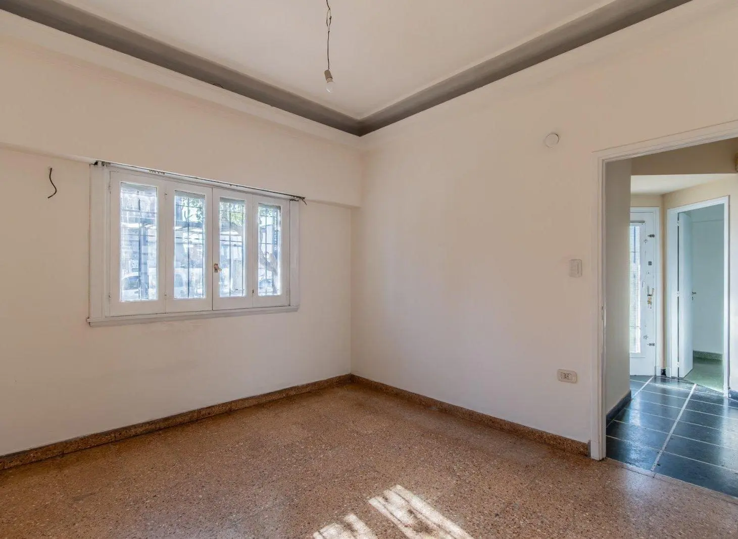 CASA - MUY BUEN ESTADO - CON TERRAZA. 4 AMBIENTES. LOTE PROPIO. AVELLANEDA 8