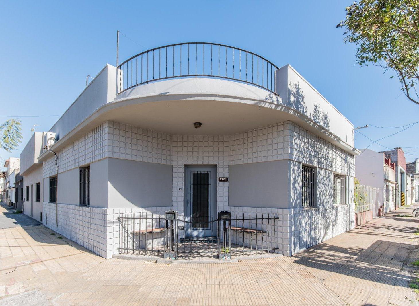 CASA - MUY BUEN ESTADO - CON TERRAZA. 4 AMBIENTES. LOTE PROPIO. AVELLANEDA