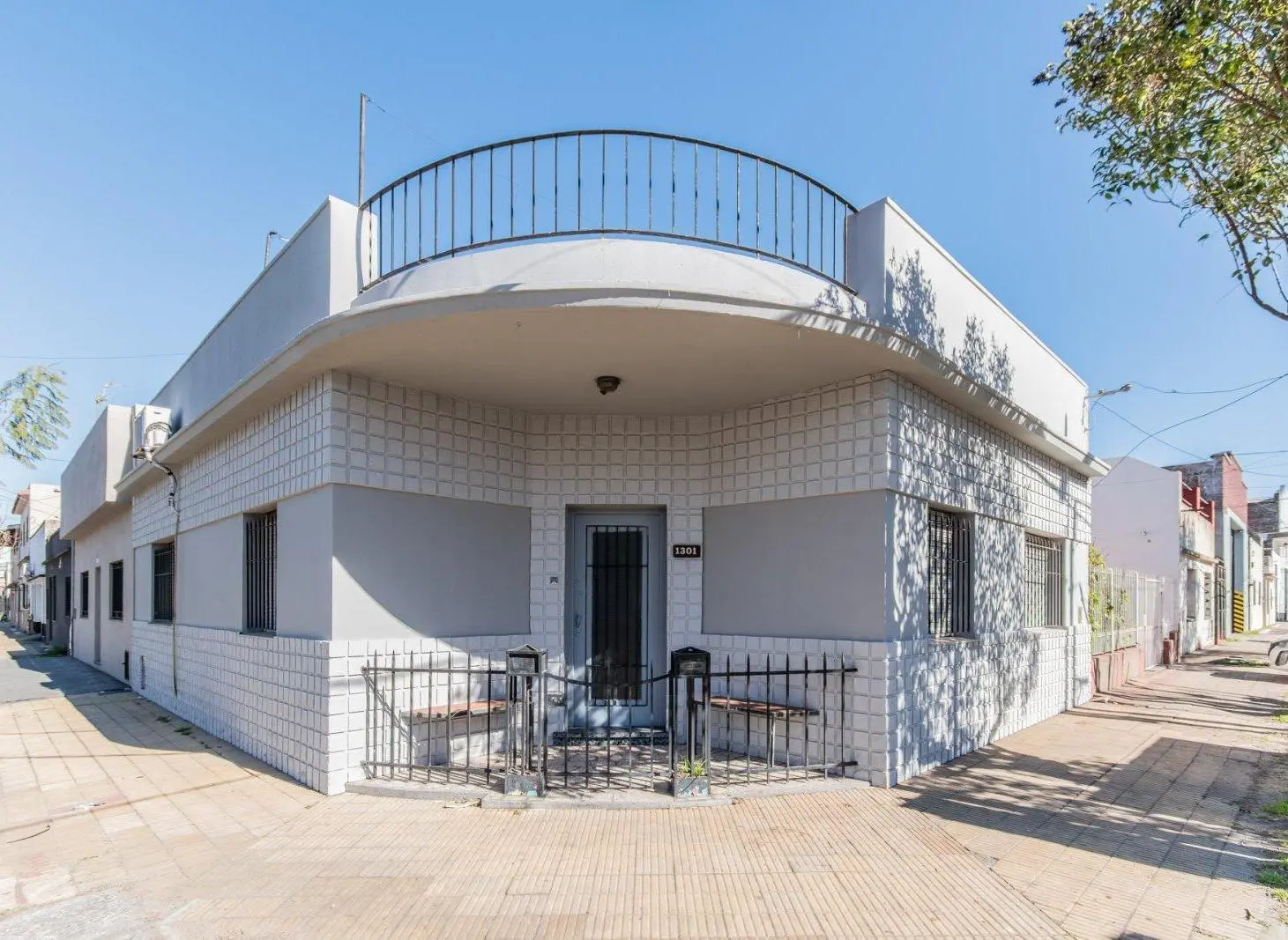 CASA - MUY BUEN ESTADO - CON TERRAZA. 4 AMBIENTES. LOTE PROPIO. AVELLANEDA 2