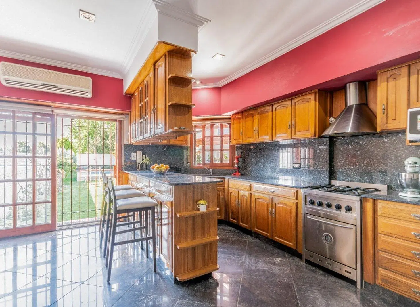 CASA APTO CREDITO. JARDIN - PILETA - PARRILLA - COCHERAS. BANFIELD OESTE. 5