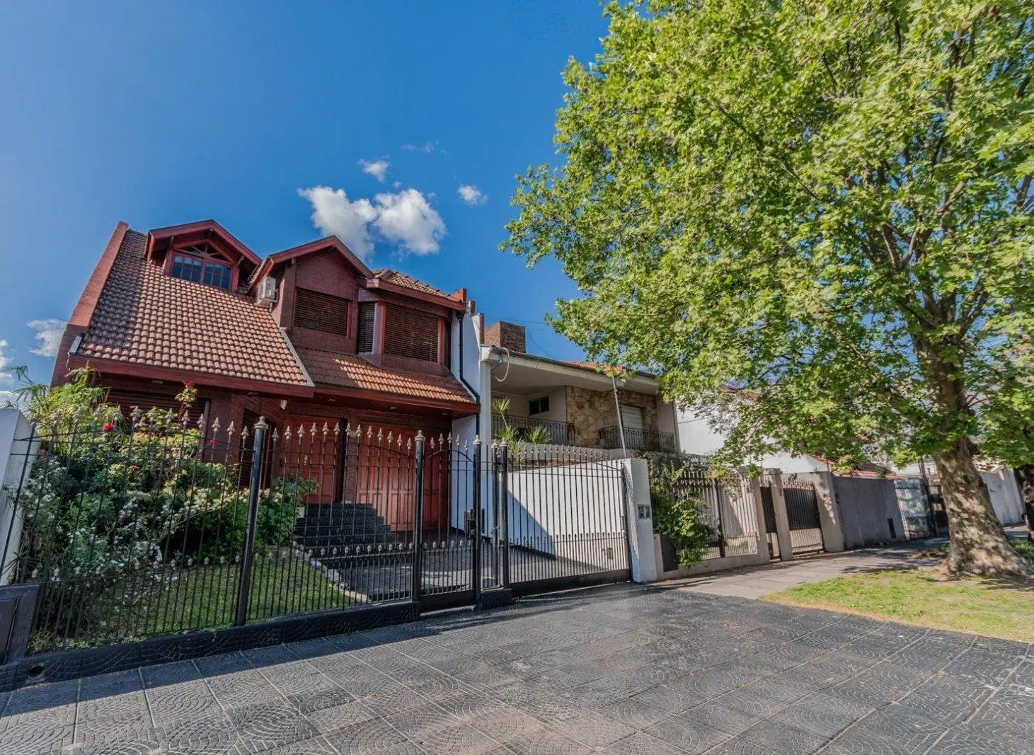 CASA APTO CREDITO. JARDIN - PILETA - PARRILLA - COCHERAS. BANFIELD OESTE. 1