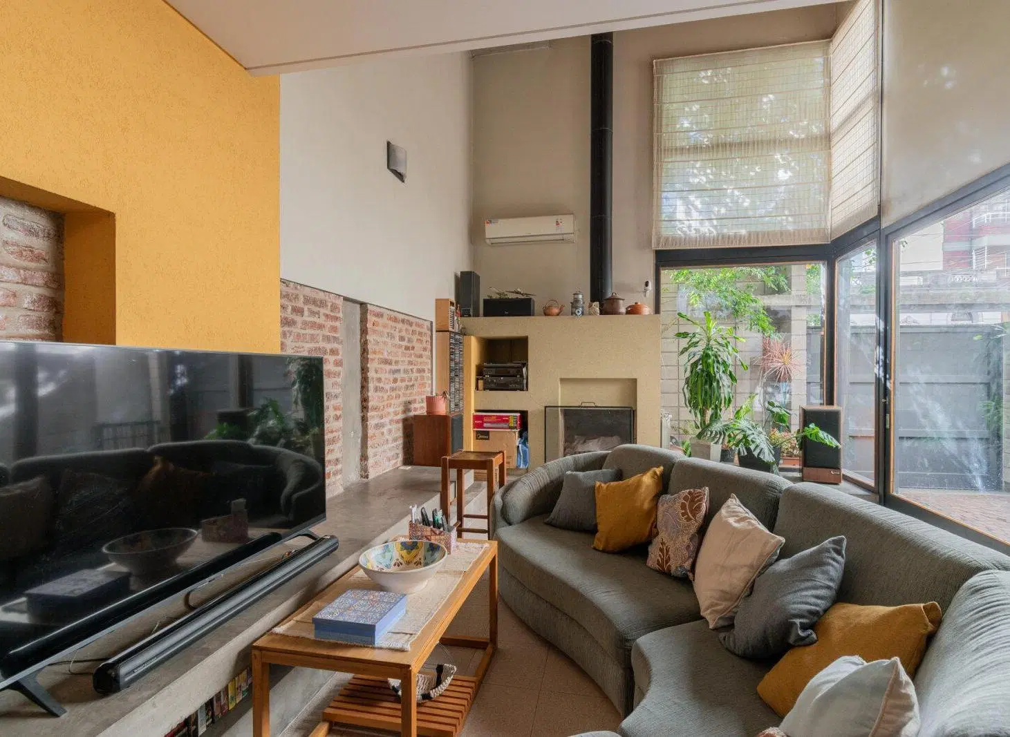 CASA MODERNA AL FRENTE + CASA A RECICLAR AL FONDO. LOTE 8 X 29. JARDIN. COCHERA.PARRILLA. AVELLANEDA 2