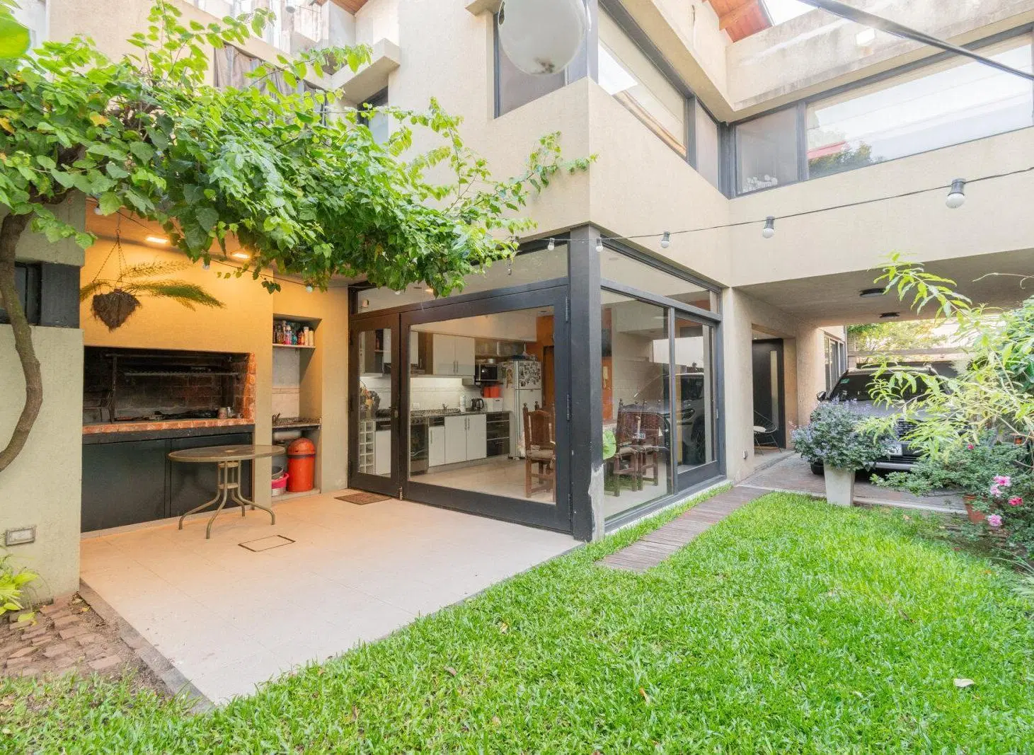 CASA MODERNA AL FRENTE + CASA A RECICLAR AL FONDO. LOTE 8 X 29. JARDIN. COCHERA.PARRILLA. AVELLANEDA 4