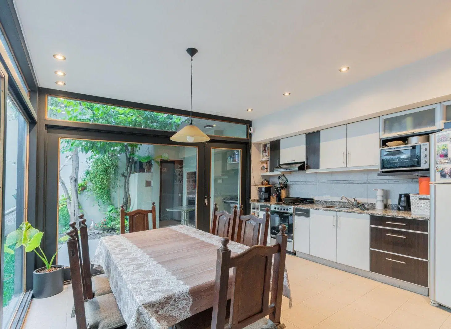 CASA MODERNA AL FRENTE + CASA A RECICLAR AL FONDO. LOTE 8 X 29. JARDIN. COCHERA.PARRILLA. AVELLANEDA 3