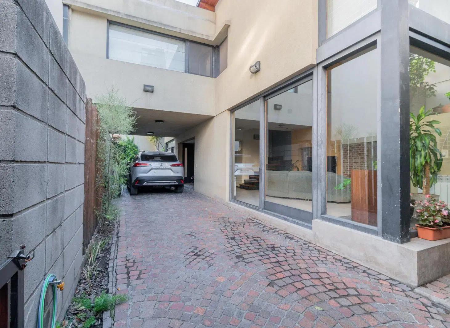 CASA MODERNA AL FRENTE + CASA A RECICLAR AL FONDO. LOTE 8 X 29. JARDIN. COCHERA.PARRILLA. AVELLANEDA 1