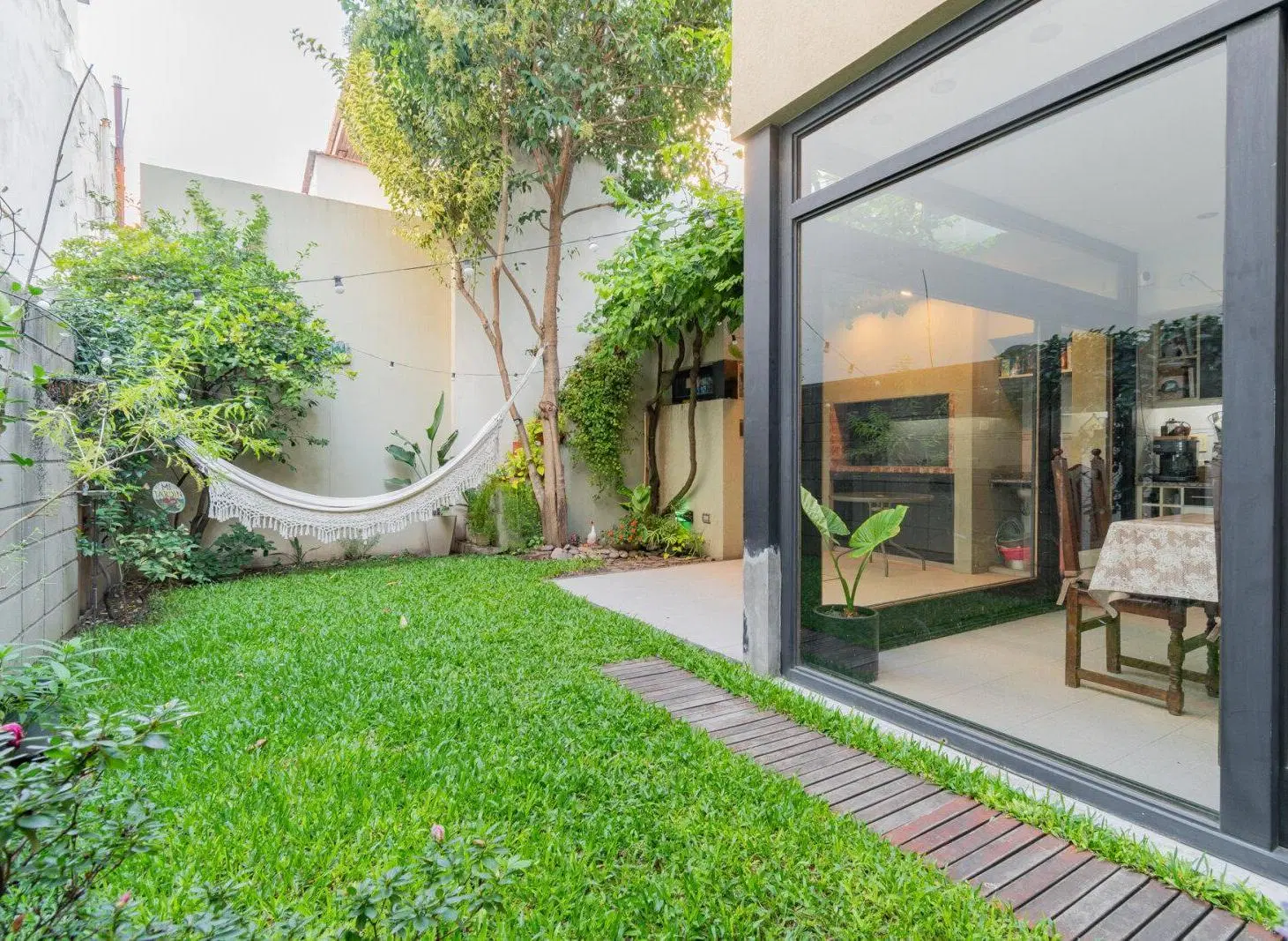 CASA MODERNA AL FRENTE + CASA A RECICLAR AL FONDO. LOTE 8 X 29. JARDIN. COCHERA.PARRILLA. AVELLANEDA 5