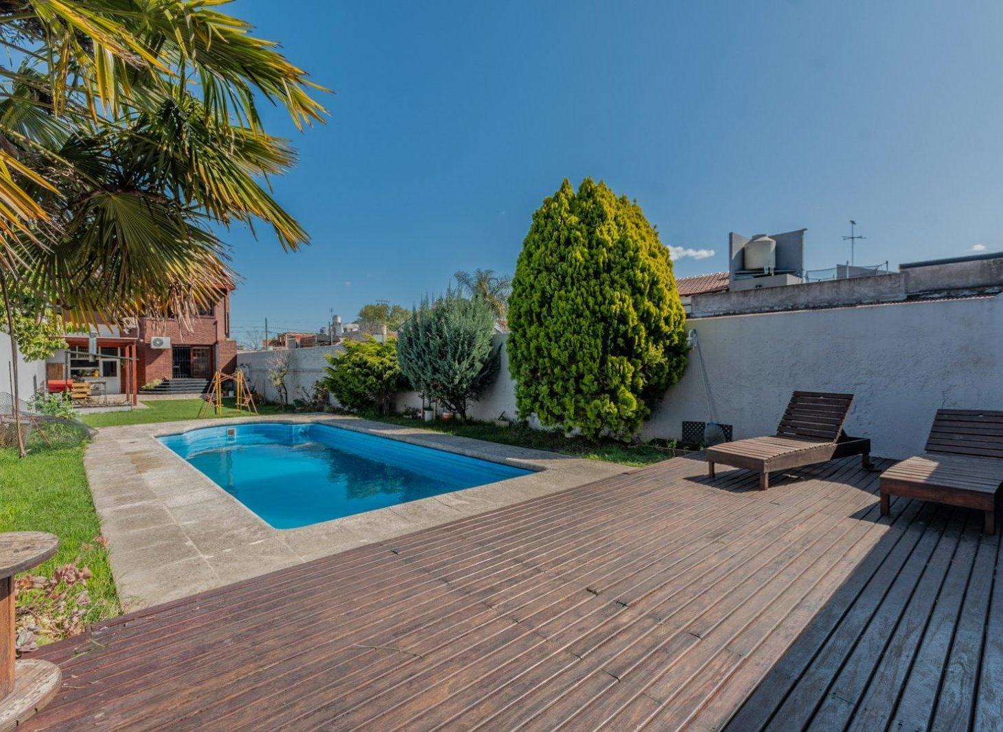 Foto de CASA APTO CREDITO. JARDIN - PILETA - PARRILLA - COCHERAS. BANFIELD, imagen 2