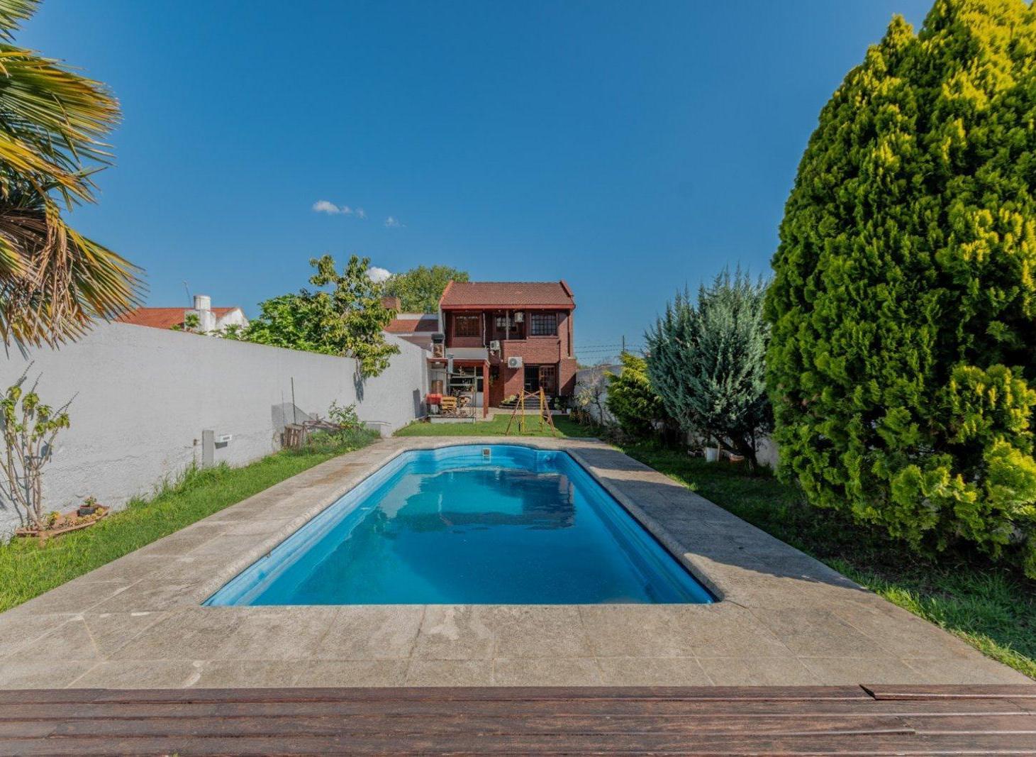 Foto de CASA APTO CREDITO. JARDIN - PILETA - PARRILLA - COCHERAS. BANFIELD, imagen 1