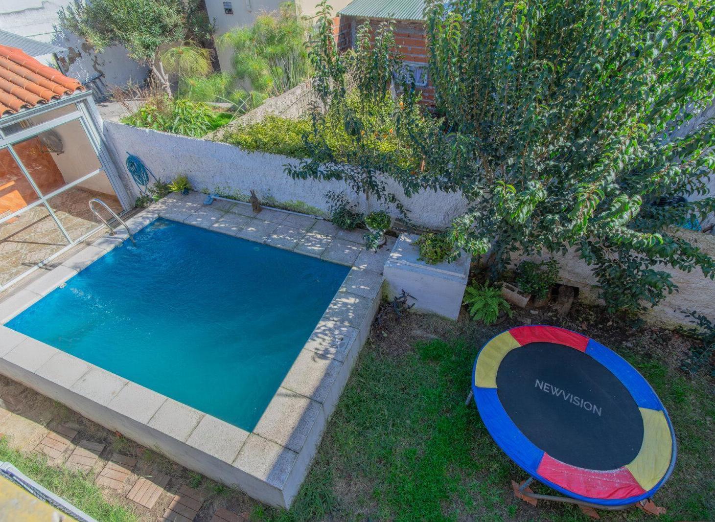 Foto de Casa de 5 ambientes Apto crédito con cochera, pileta y quincho, imagen 1