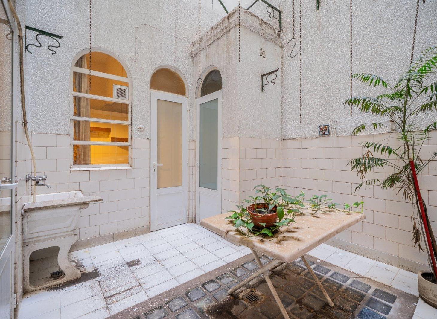 Foto de DEPARTAMENTO CON PATIO. PLANTA BAJA. 2 AMB + DEPENDENCIA. URIBURU Y, imagen 4
