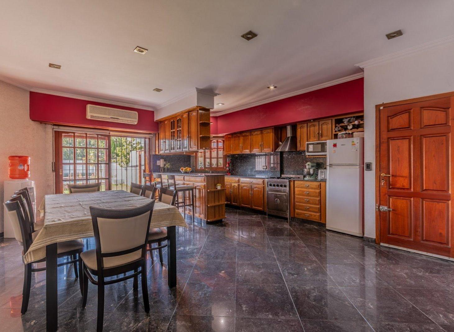 Foto de CASA APTO CREDITO EN BANFIELD. JARDÍN - PILETA - 4 DORMITORIOS., imagen 4