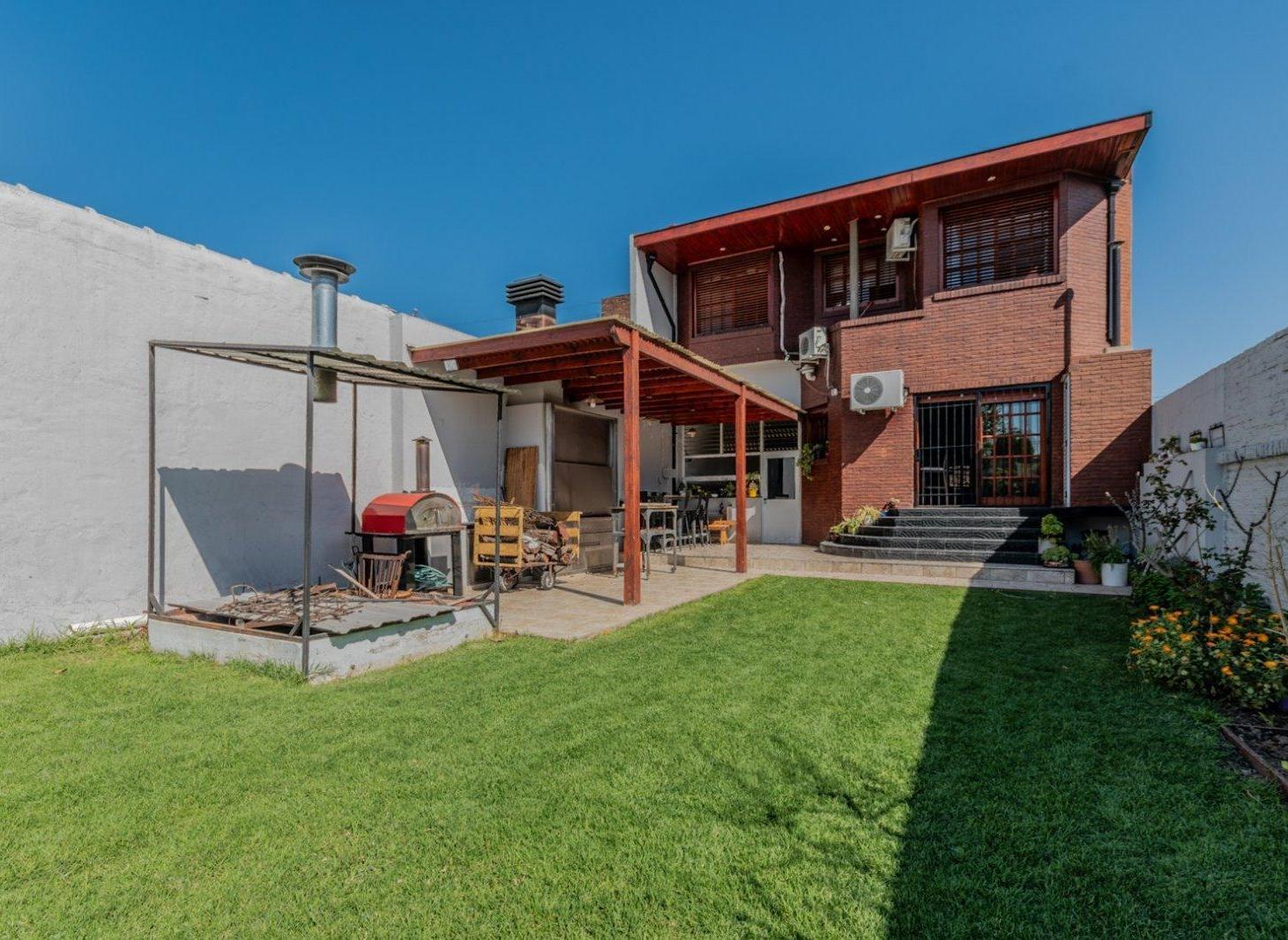 Foto de CASA APTO CREDITO EN BANFIELD. JARDÍN - PILETA - 4 DORMITORIOS., imagen 3