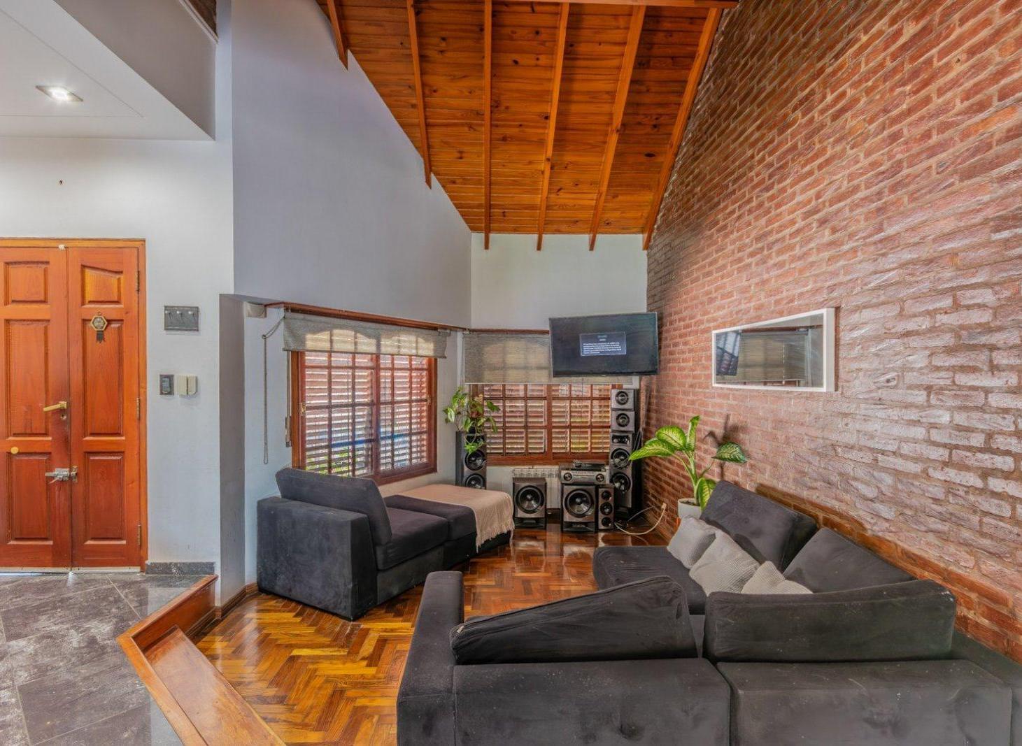 Foto de CASA APTO CREDITO EN BANFIELD. JARDÍN - PILETA - 4 DORMITORIOS., imagen 2