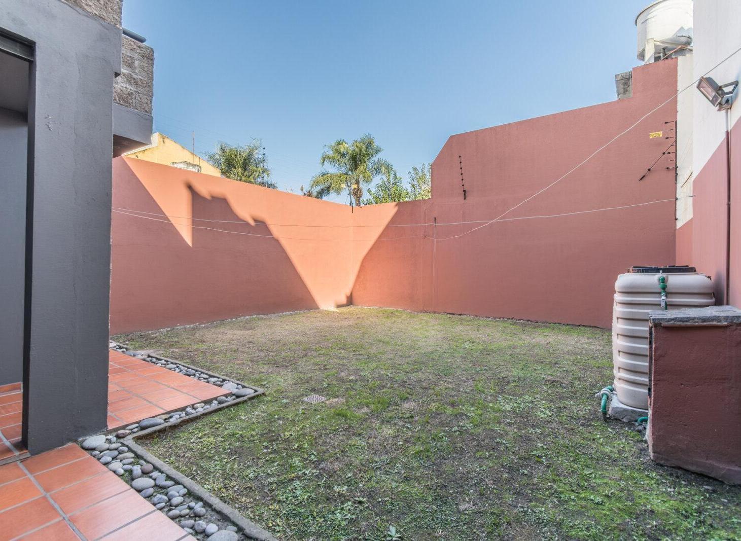 Foto de CASA MODERNA CON JARDIN - TERRAZA - COCHERA - Wilde centro Avellaneda, imagen 1