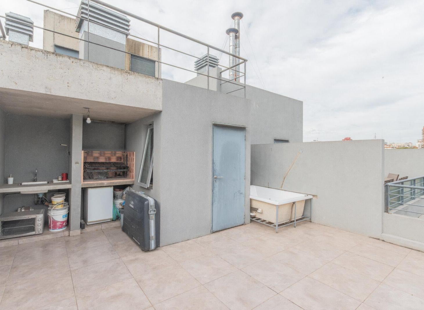 Foto de TRIPLEX APTO CREDITO. 3 AMBIENTES CON TERRAZA - COCHERA - BALCÓN, imagen 4