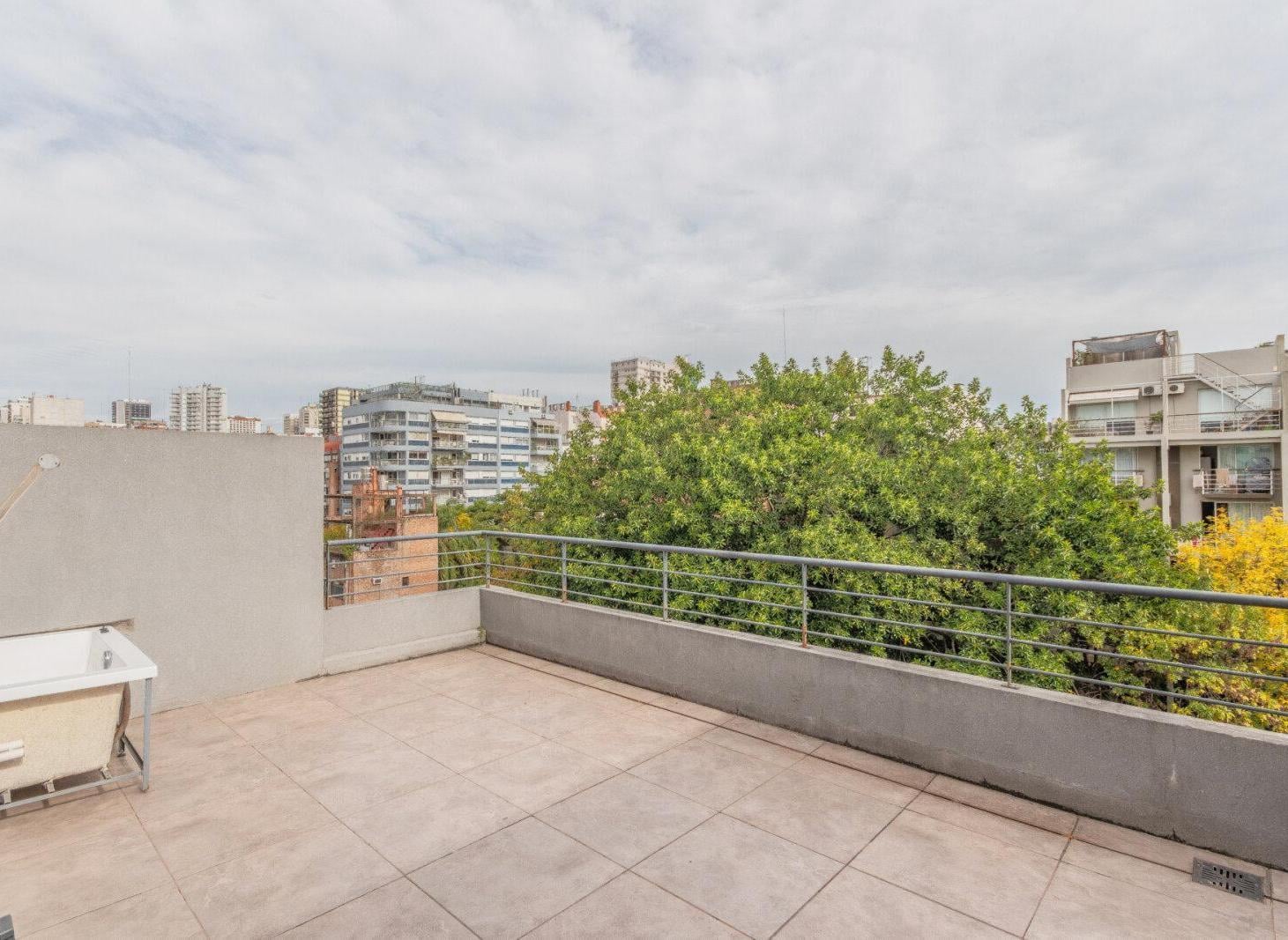 Foto de TRIPLEX APTO CREDITO. 3 AMBIENTES CON TERRAZA - COCHERA - BALCÓN, imagen 2