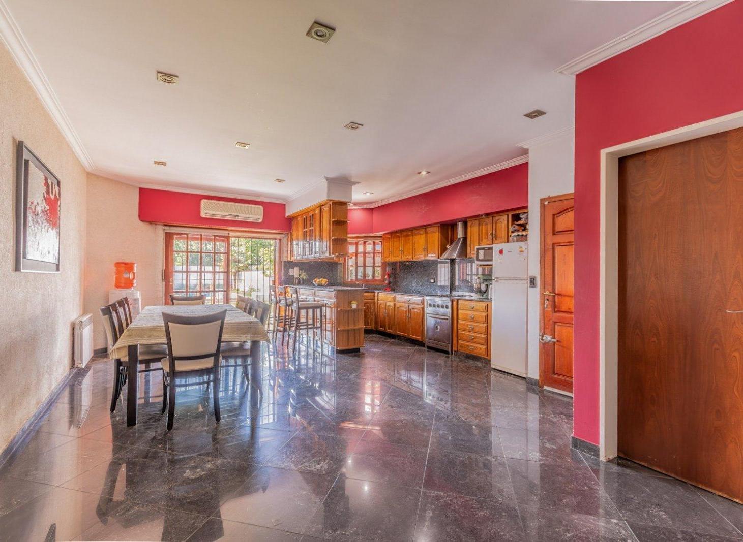 Foto de CASA APTO CREDITO EN BANFIELD. JARDÍN - PILETA - 4 DORMITORIOS., imagen 5