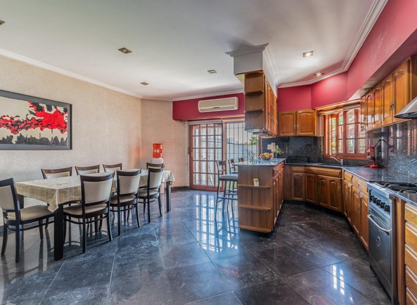 Foto de CASA APTO CREDITO EN BANFIELD. JARDÍN - PILETA - 4 DORMITORIOS., imagen 4