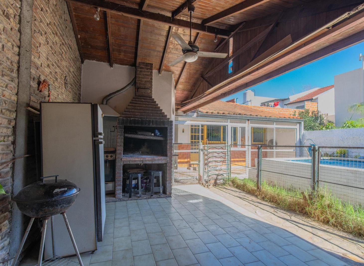 Foto de CASA 5 AMBIENTES- COCHERA-PILETA Y QUINCHO, imagen 1