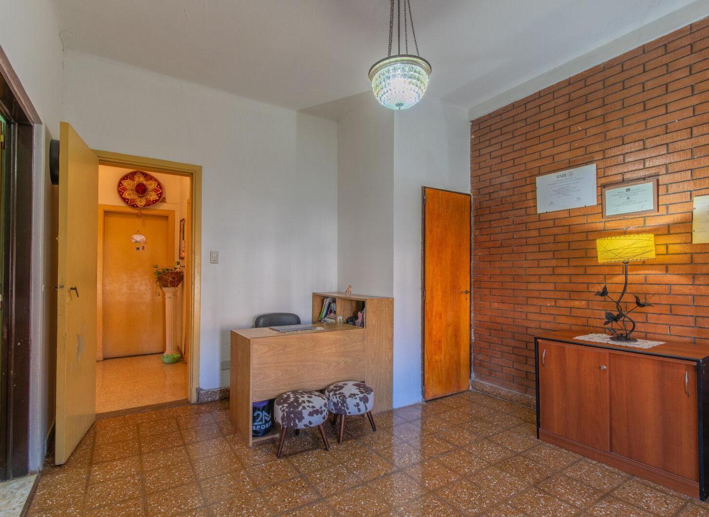 Foto de CASA 5 AMBIENTES- COCHERA-PILETA Y QUINCHO, imagen 2
