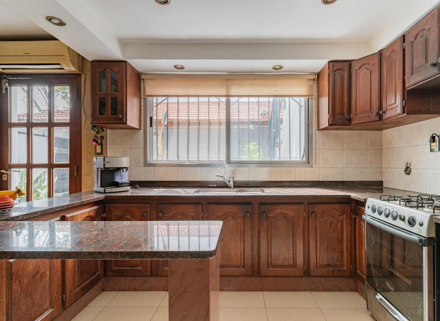 Foto de Casa - con patio cochera y terraza. Lote Propio. Lanús este, imagen 5
