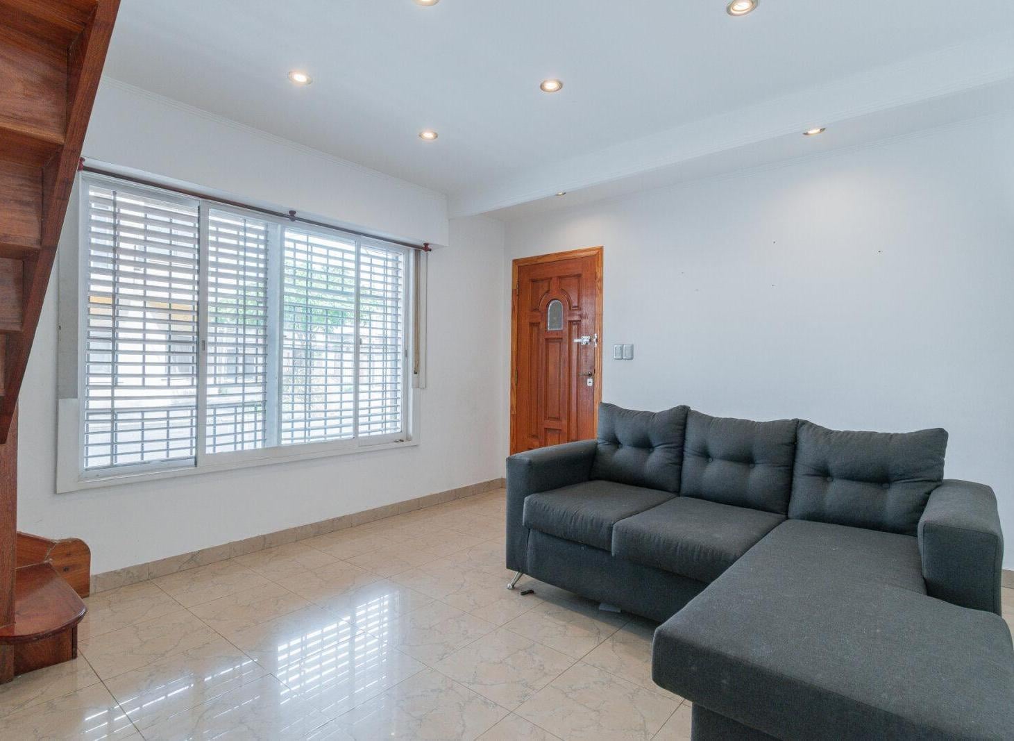 Foto de Casa - con patio cochera y terraza. Lote Propio. Lanús este, imagen 3