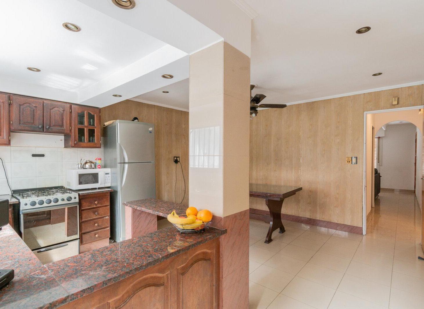 Foto de Casa - con patio cochera y terraza. Lote Propio. Lanús este, imagen 1