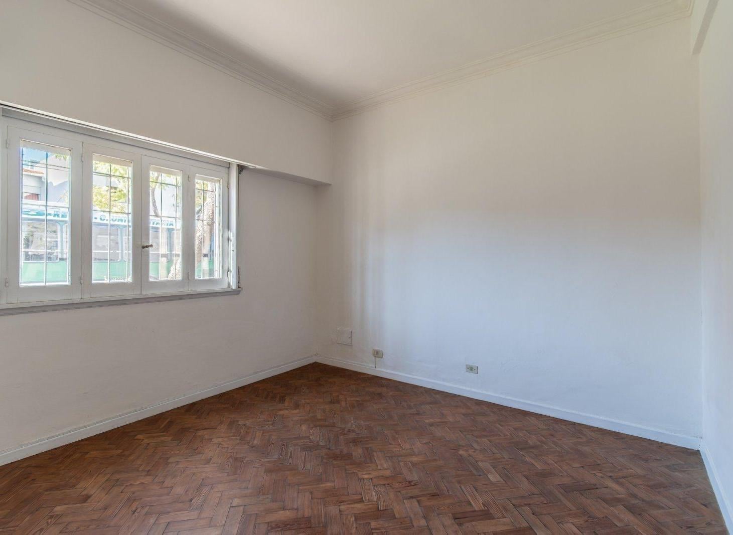 Foto de CASA - MUY BUEN ESTADO - CON TERRAZA. 4 AMBIENTES. LOTE PROPIO, imagen 2
